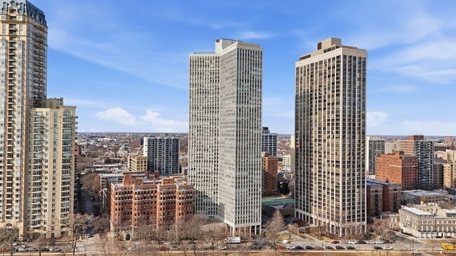 Building Photo - 2626 N Lakeview Ave Unit 2601