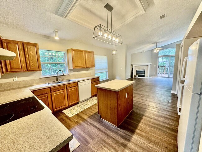 Photo - Spacious 4/2 Available for Rent.