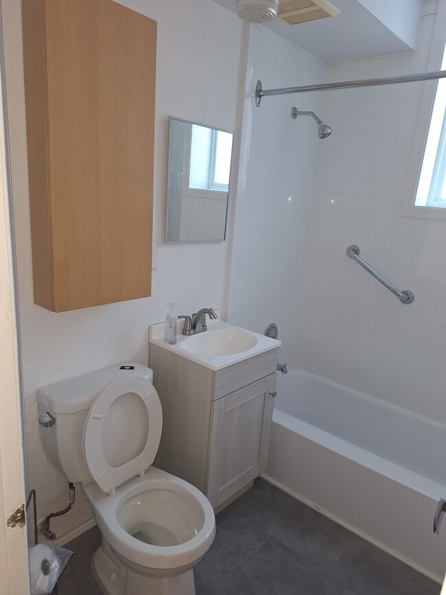 sdb bathroon - 986 Rue Préfontaine Unit Apt1 semi basement