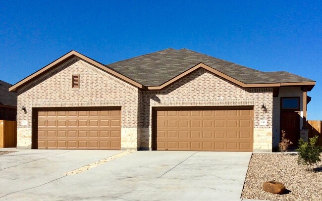 LUXURY TOWNHOME LOCATED IN PECAN PARK, BAS... - LUXURY TOWNHOME LOCATED IN PECAN PARK, BAS...