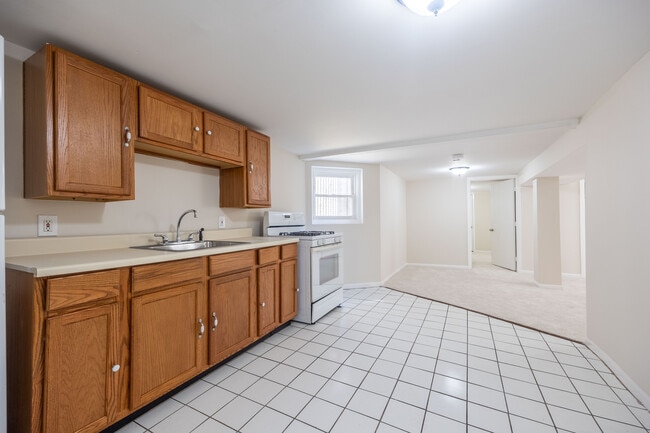 Building Photo - 2110 N Avers Ave Unit G