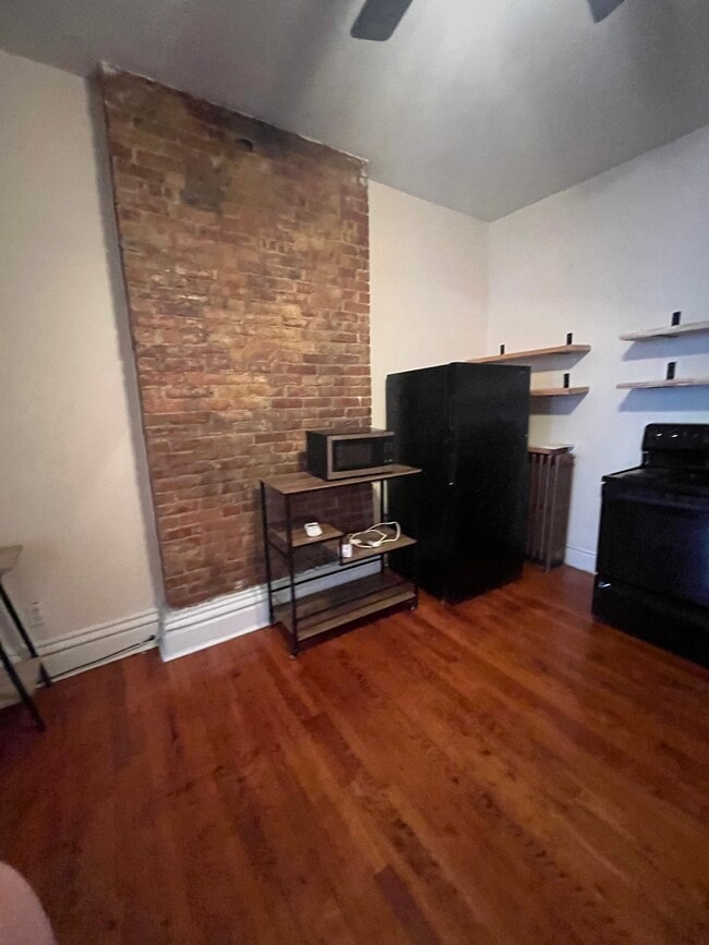 118 4th St Unit Brownstone apt top floor