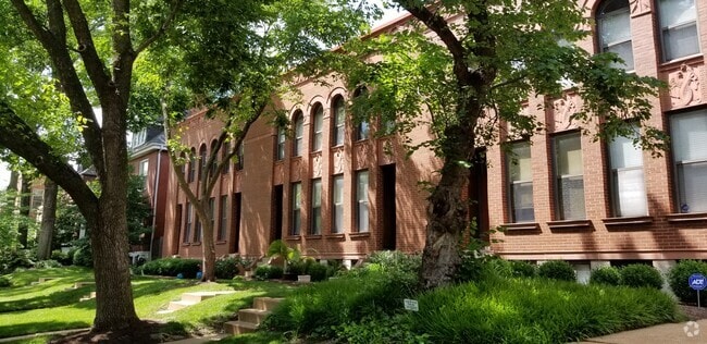 Building Photo - 4343 Laclede Ave Unit G Rental