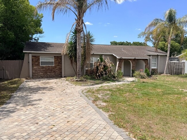 Building Photo - THREE BEDROOM POOL HOME!!!!