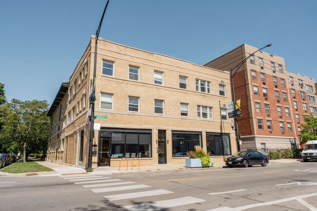 Building Photo - Ravenswood Manor - 2 Bed / 1 Bath - Heat I... Unit 2822-2 Rental
