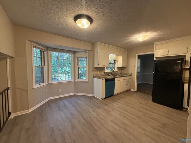 Photo - 723 Versailles Dr SE