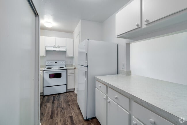 2BR, 2BA - 1,000SF - Kitchen - Fox Hollow