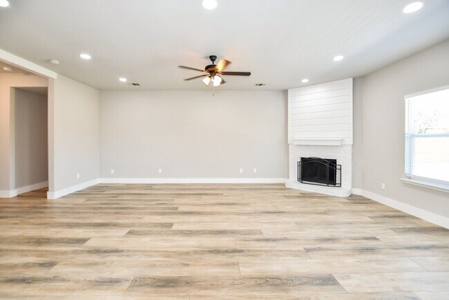 Photo - 1621 Lesli Dr