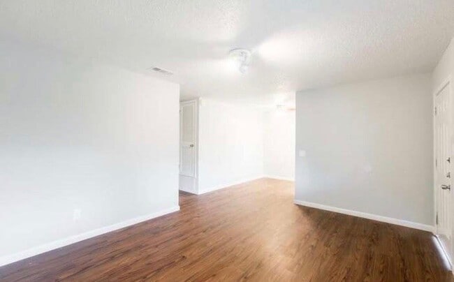 Photo - 1105 N Meadows Dr