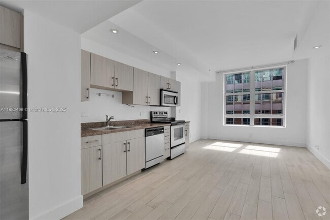 Building Photo - 111 E Flagler St Unit 902 Rental