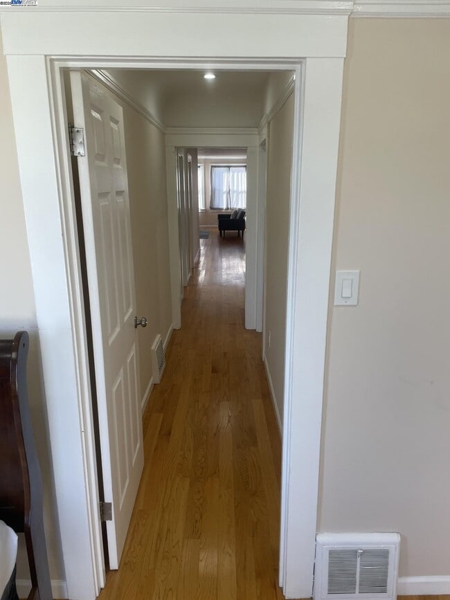 Photo - 586 39th Ave