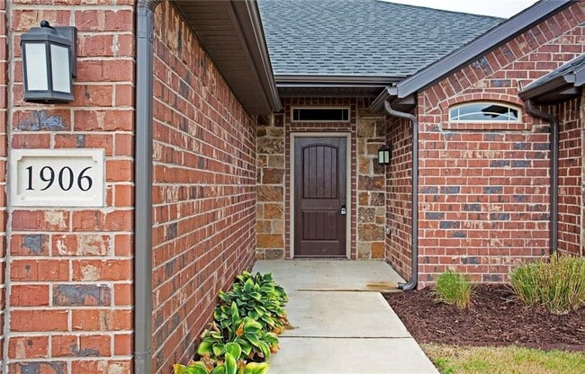 Photo - 1906 SW Cypress St