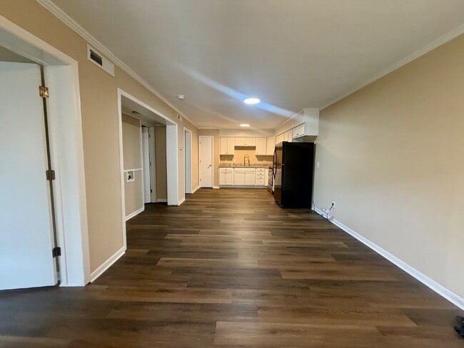 Building Photo - Two Bedroom Condo in Walking Distance to Hilton Head Island Beaches! Unit J6