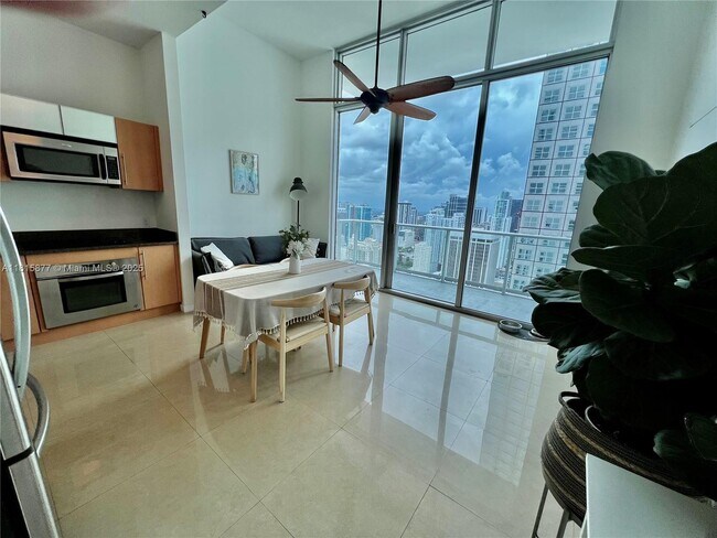 Photo - 300 S Biscayne Blvd Unidad PH-4003 Rental