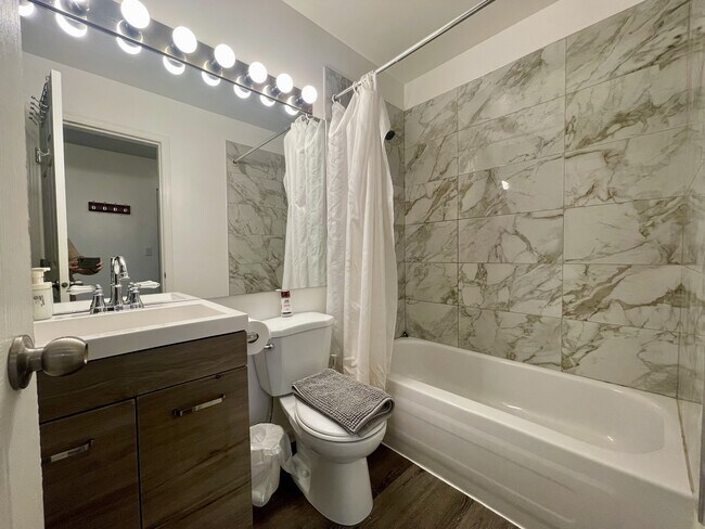 Photo - 1010 Howe St