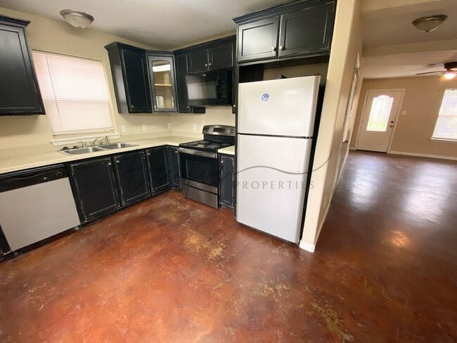 Photo - 2-Bed, 2.5-Bath Townhouse – Walk to McNeese State University! Unit 337 East Sale Road