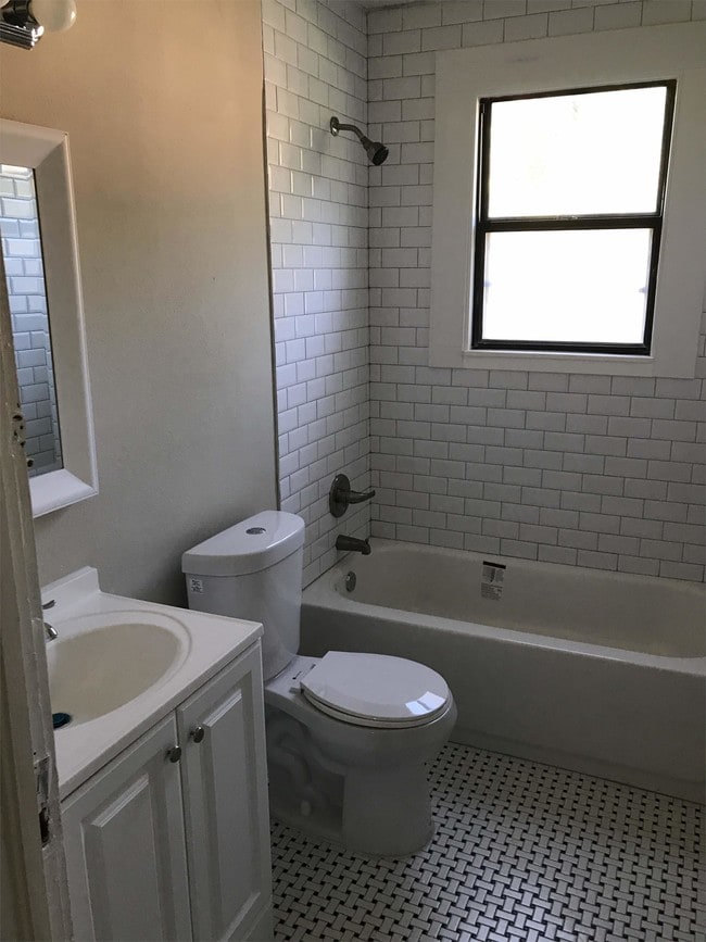 Photo - 525 E 60th St