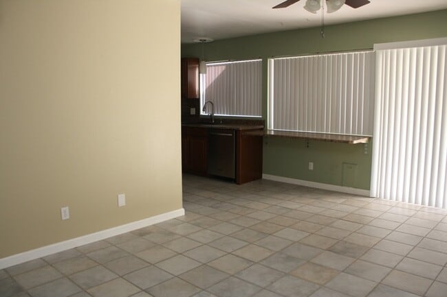 Photo - Fabulous 3 bedroom 2 bathroom Big Back Yard