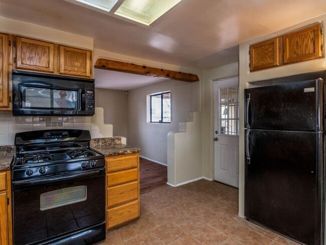 2838 Aliso Dr NE