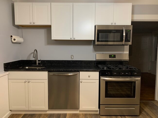 Building Photo - 13 Forest Ave