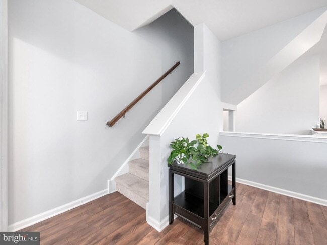 Building Photo - 131 Edgewater Ct