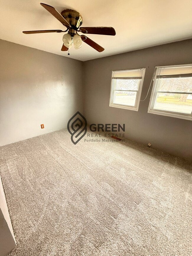 Building Photo - 2 bed 1 bath Single Family Home with fenced in backyard and detached garage available for rent!