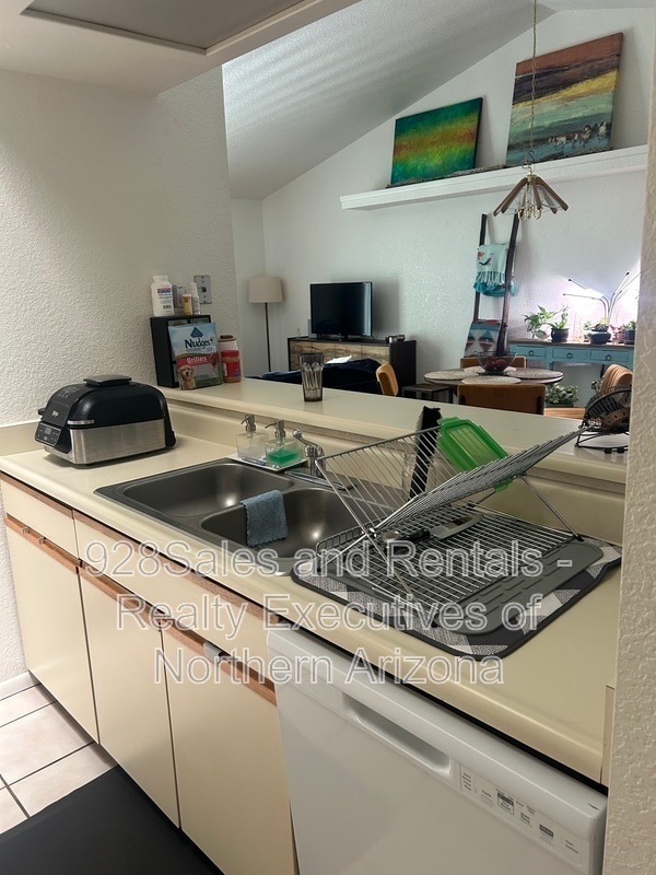 Photo - 111 E Oak Ave