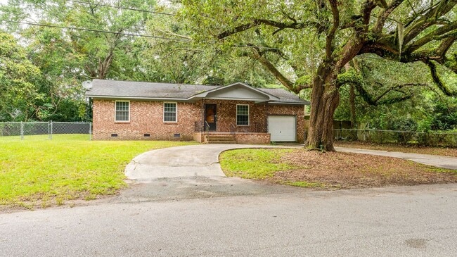 Photo - 3 Bedroom 1.5 Bath House in Hobcaw Point - Mount Pleasant