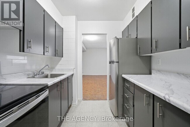 Photo - 2350 Dundas St W Unit 2009A