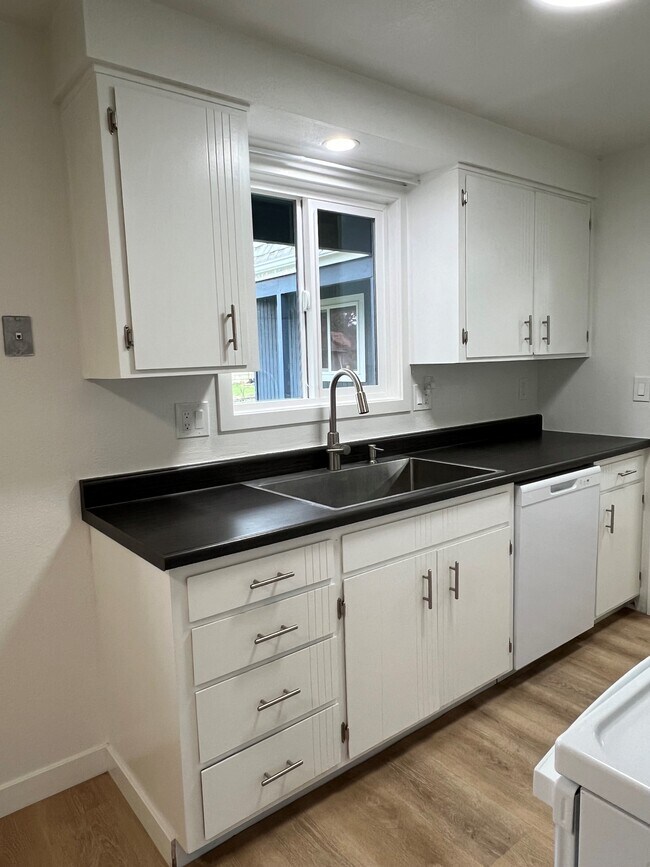 490 Lindley Ln Townhome Townhome Rental in Eugene OR