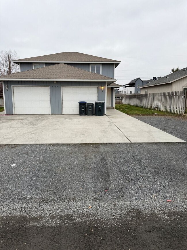 Building Photo - 1705 W Bemis St Unit 1705 W Bemis St B