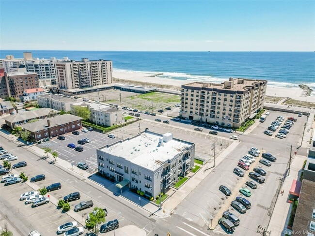 Building Photo - 302 E Broadway Unit B