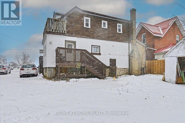 Photo - 157 Lindsay St S
