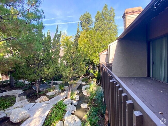 Building Photo - Woodlake Gated Condo Community 2 BD for Le... Unit J