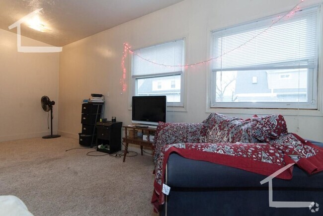Building Photo - Spacious 3 Bed Rental