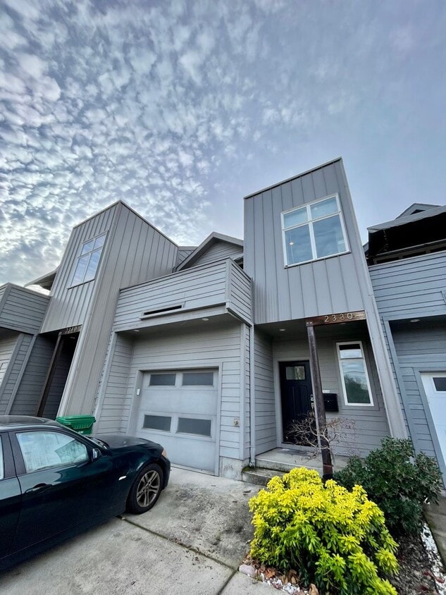Modern 2 Bedroom, 2.5 Bathroom Bi-Level Du... - Modern 2 Bedroom, 2.5 Bathroom Bi-Level Du...