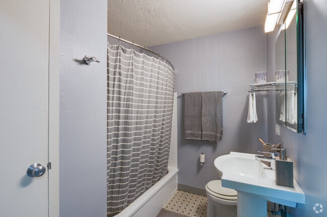 2BR, 1BA - 735SF - Twin Towers Apartments