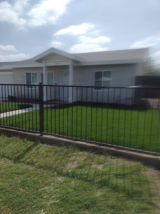 Gate - 11010 Ryerson Ave