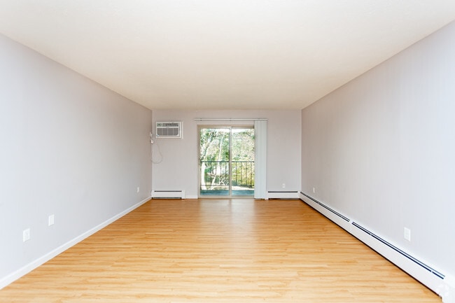 1BR, 1BA - 700 SF