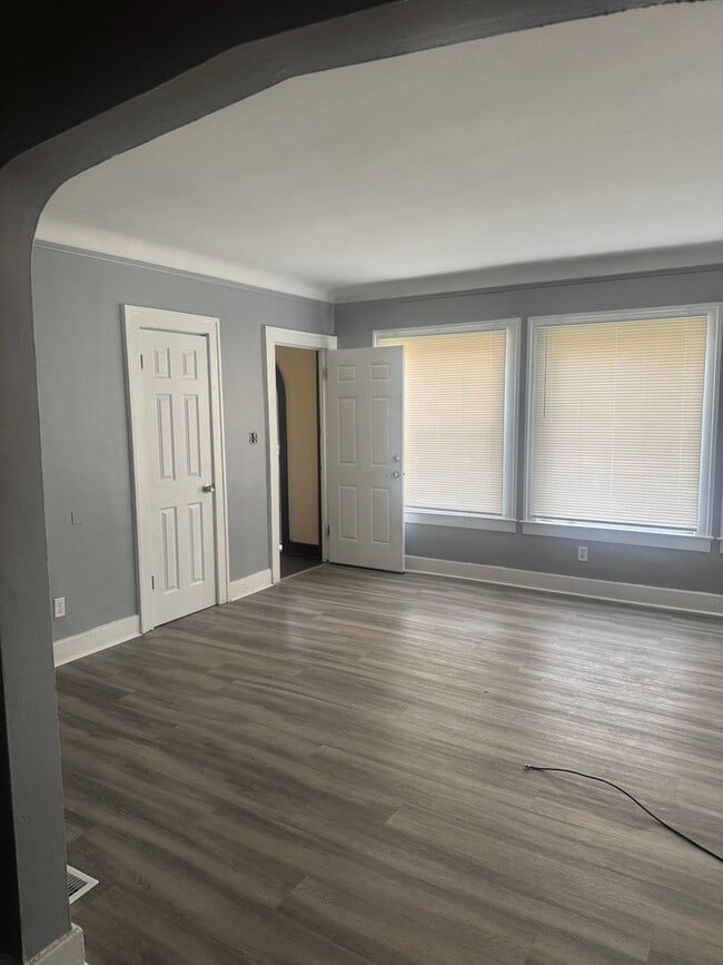 Building Photo - 3 bed/1 bath-- WATER INCLUDED/Appliances I... Rental