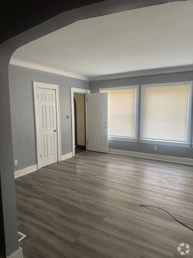 Building Photo - 3 bed/1 bath-- WATER INCLUDED- Two Family ... Rental