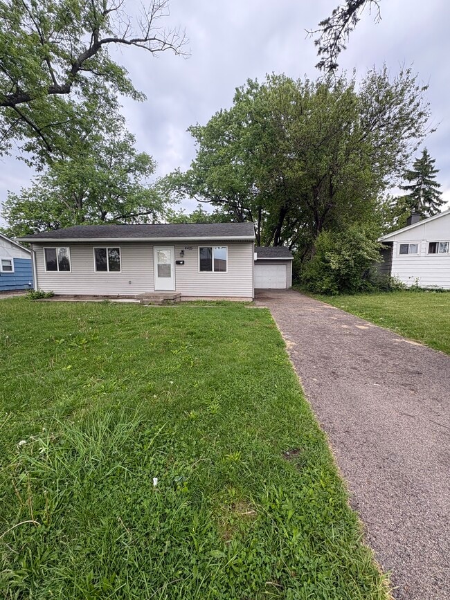 Building Photo - 4425 Thompson Dr