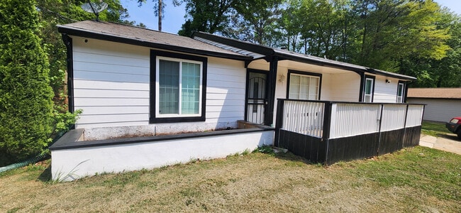 Building Photo - Room in House on White Oak Trail