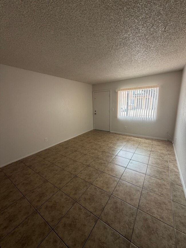 330 W 5th Pl Unit 1
