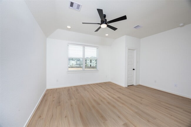 Building Photo - 2001 Longmire Villas Ct