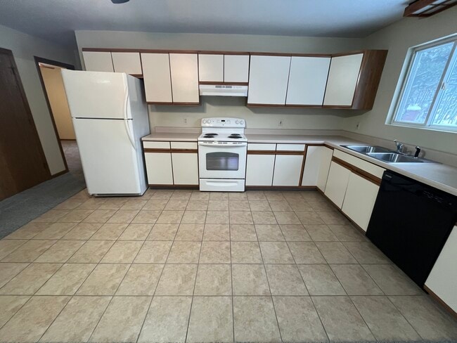 Photo - 633 Airway Dr