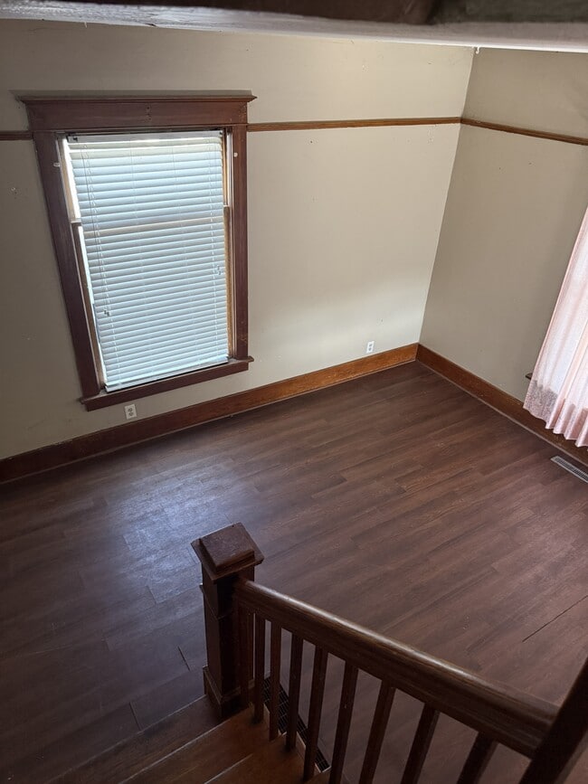 Photo - 947 W 8th St