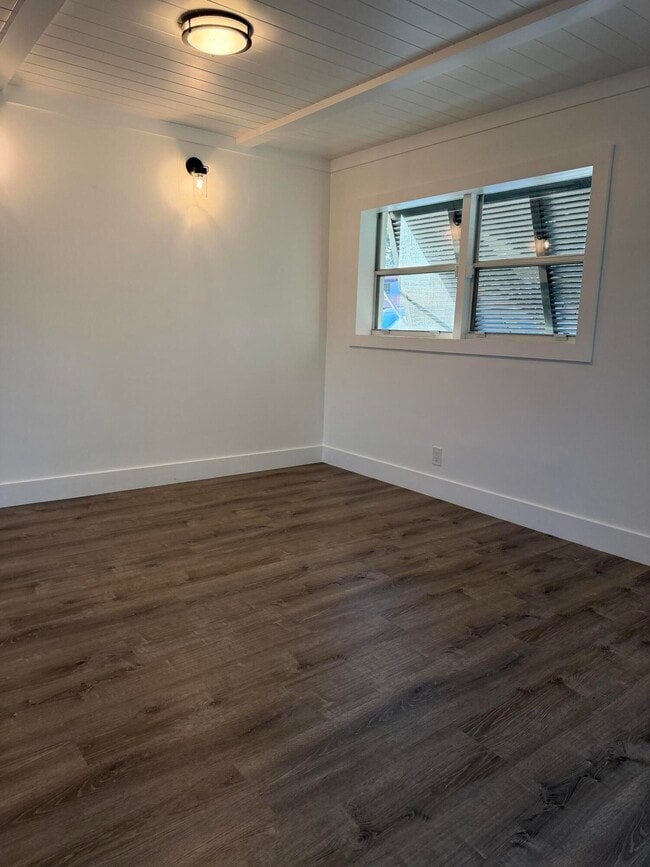 Photo - 474 NE 38th St
