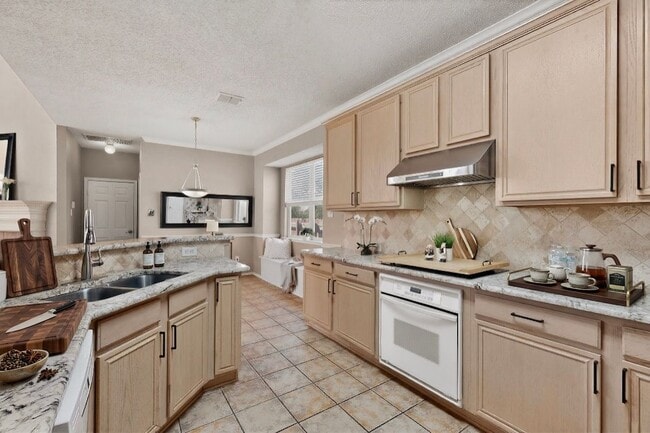 Photo - 2023 Nottingham Pl