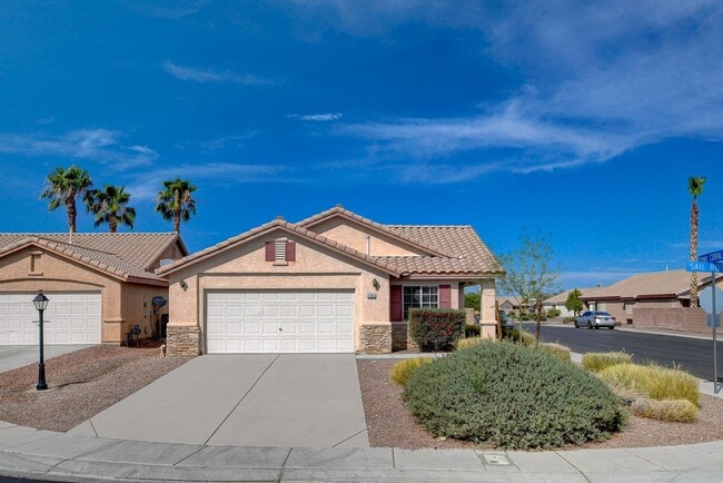 Building Photo - Adorable single story in a gated community!
